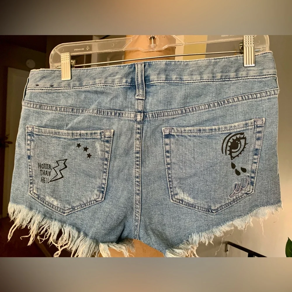 Express distressed Embroidered Jeans Shorts size 6